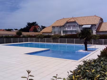 résidence avec piscine : appartement + parking !