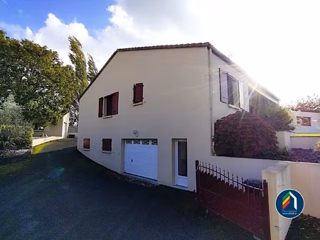 maison familiale sur sous sol avec dépendances  garage et pi