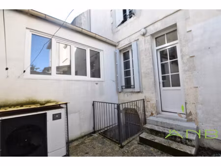 maison de ville avec cour et garage — coeur de montbron - 1622