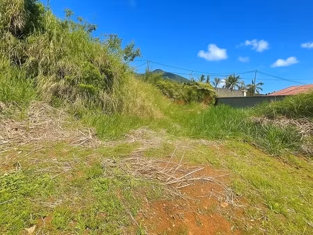 terrain plat constructible – 610 m² – les makes (97421)