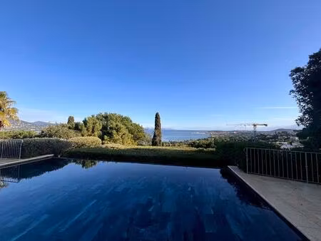 dans le domaine privé de sinopolis  villa d'exception en position dominante