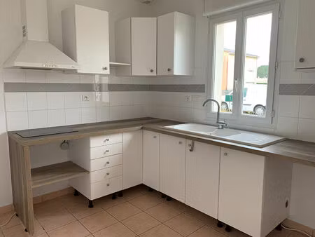 location maison 4 pièces 82 m² à saint-martial-de-vitaterne (17500)