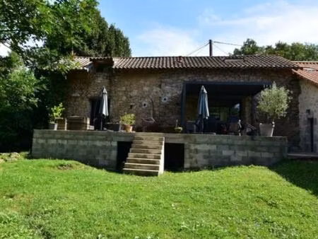 fermette en pierres entièrement rénovée avec un jardin de 4632 m2 sans vis à vis