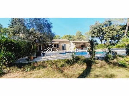 proche des hauts de nîmes  villa de charme de type 4 sur 3000 m2 de terrain avec piscine .