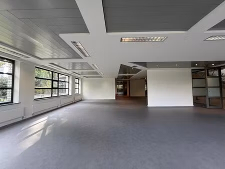 instapklaar kantoor met gemeenschappelijke keuken en zicht op groen