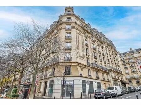 boutique en angle de 103m²  à louer dans un bel immeuble d'angle haussmannien