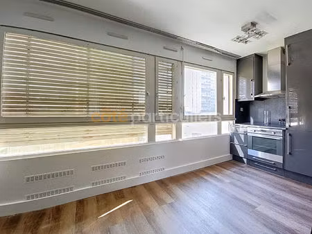 paris 13e ? tour des olympiades : appartement refait à neuf  lumineux et fonctionnel