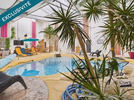 immense maison de 22 chambres avec patio central et piscine « face mont saint michel »