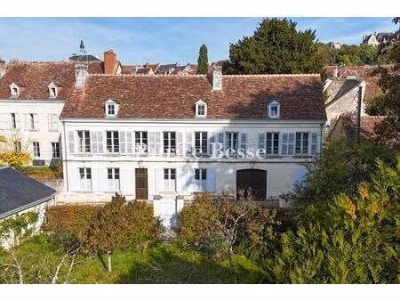 en toscane tourangelle  dans un bourg historique  un hôtel particulier restauré avec cour.