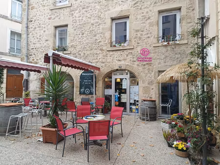 ensemble immobilier composé de 2 appartements et un bar