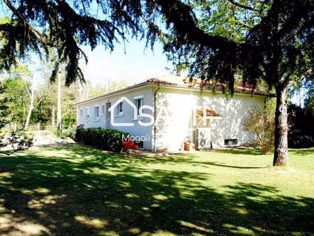 maison de plain-pied t4 de 168m2  3 chambres  grande terrasse  sous sol avec une cuisine  