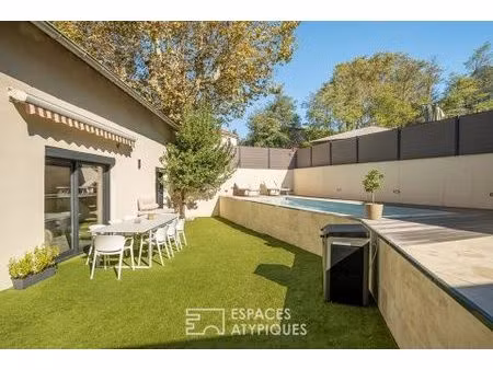 maison ancienne à la rénovation contemporaine avec piscine et jardin