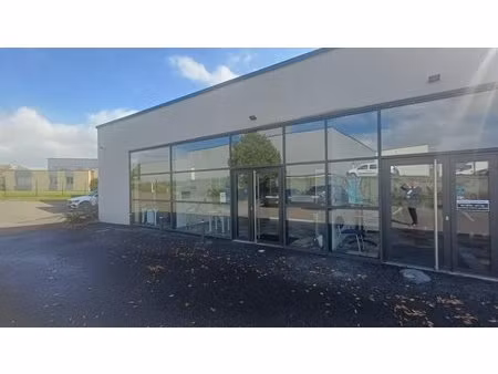 à louer local commercial 520 m² – 3 200 € |laval