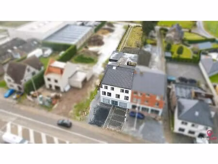 uitstekend bereikbaar pand met magazijn  bureaus + app!