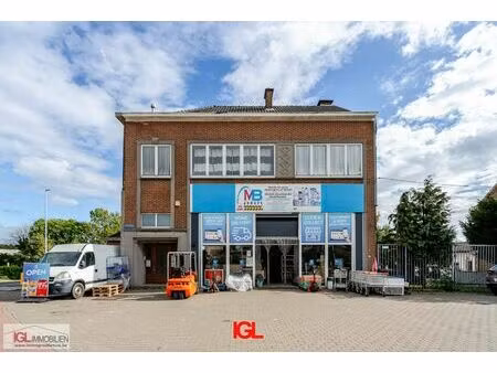 handelspand met 2 handelsruimtes en 1 appartement te koop op aaa locatie
