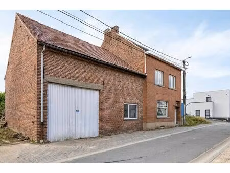 ruime te renoveren woning met opslagplaats in hartje gooik