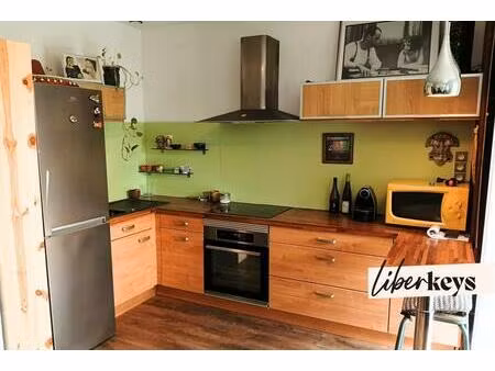 t1 indépendant ~29m² avec terrasse ~12m² et stationnement à ~1km de la mer