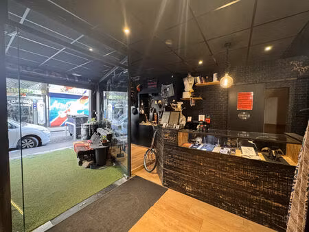 location local commercial 2 pièces 121m2 marseille 6eme (13006) - 988 € - surface privée