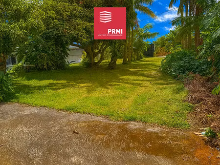 chez prmi / terrain constructible au calme / petite-île