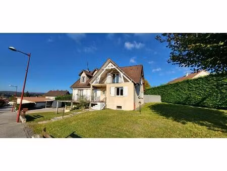 maison spacieuse avec double garage sur 1000 m²