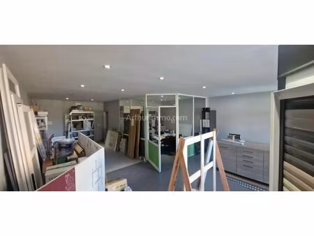 local commercial axe passant proche mairie de lourdes