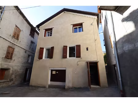 maison de village avec garage beauvezer