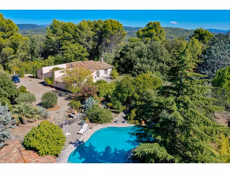 villa 5 pièces 175m2 avec piscine et magnifique terrain de 5