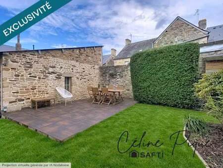 grande maison de ville en pierre avec extérieur.