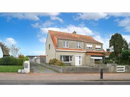 woning met een leuke binnentuin en garage te knokke