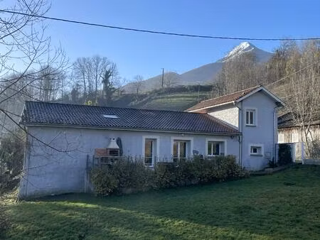 impressionnante propriété entièrement rénovée au bord de la rivière