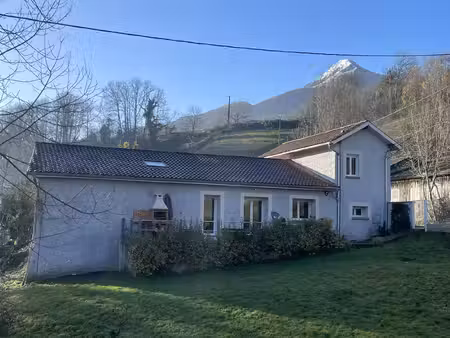 vivre au bord de l'eau au cœur des pyrénées – maison rénovée avec goût  3 chambres et...