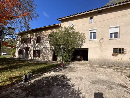 à vendre en exclusivité sur agnin : maison de 180 m² avec garage et atelier.