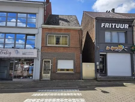 te renoveren woning met tuin in het centrum van moerbeke