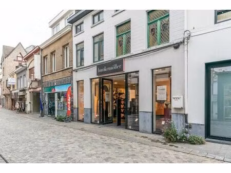 een zeer ruim (215m²) handelsgelijkvloers