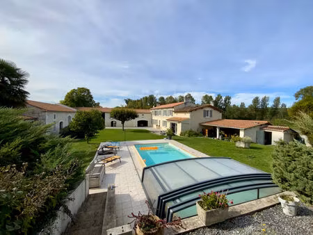 vente maison 7 pièces 245m2 jonzac 17500 - 540000 € - surface privée