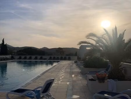 vends maison dans résidence de vacances