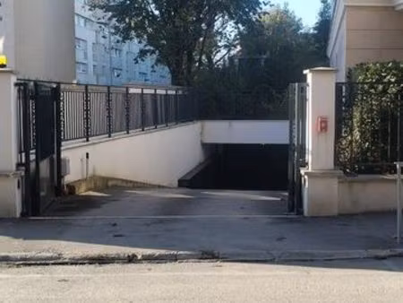 parking privé à deux pas du métro ligne 14  l’haÿ  accès paris rapide