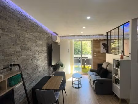 studio climatisé avec grande terrasse + piscine