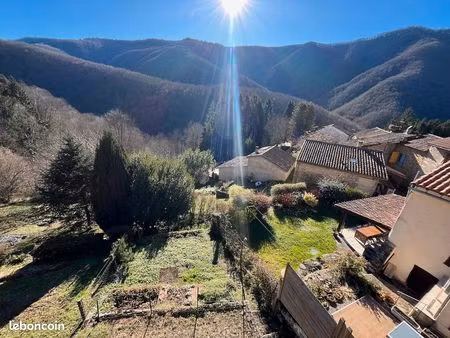 maison typique en pierre avec jardin ariège couserans