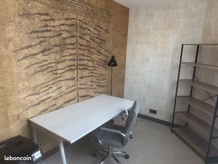bureau équipé dans espace de coworking