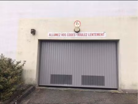 place de parking extérieur sécurisé