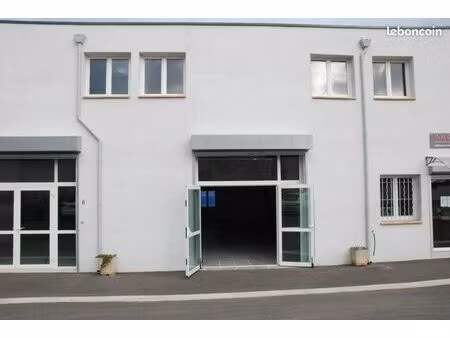 local propre à louer 136 m²