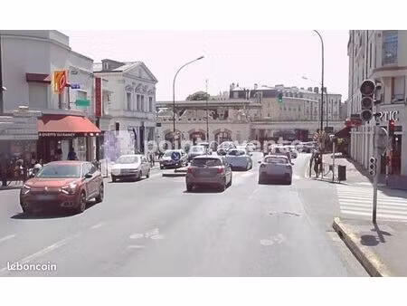 commerce cadeaux/fleurs 176 m²