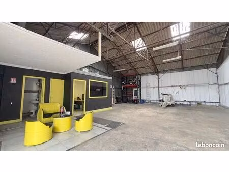 local professionnel avec parc sécurisé