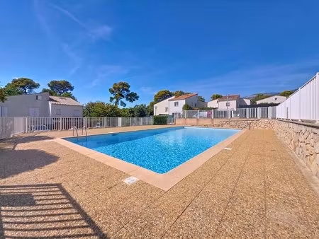 baisse de prix !! charmante maison mitoyenne – 3/4 pièces – domaine avec piscine