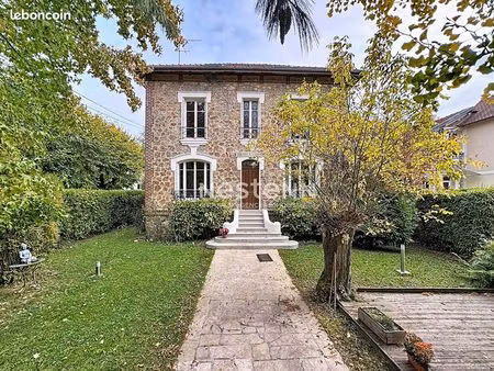 propriété 8 pièces 150 m²