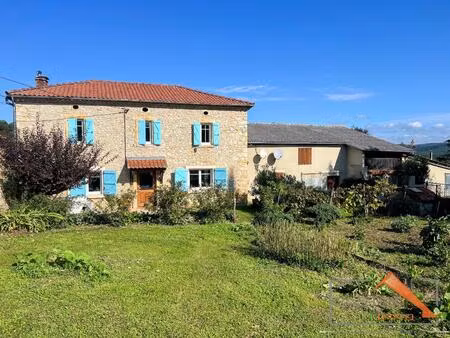 ancienne ferme avec terrain arboré et dépendances calme et authenticité