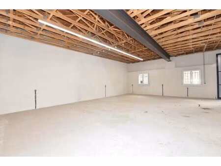 a louer hangar de plus de 200m2