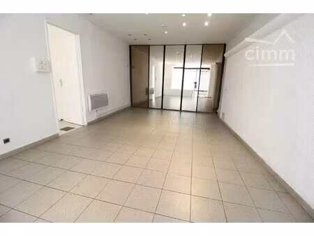 a vendre immeuble avec un local  une cour et un garage