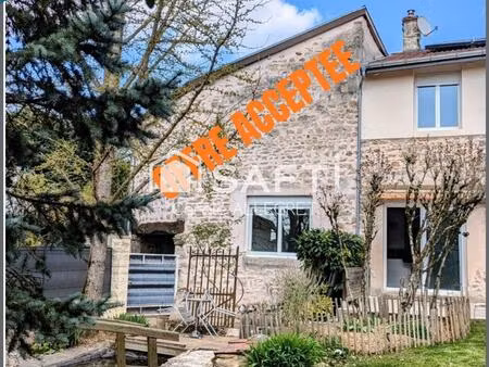 grande maison en pierre avec jardin